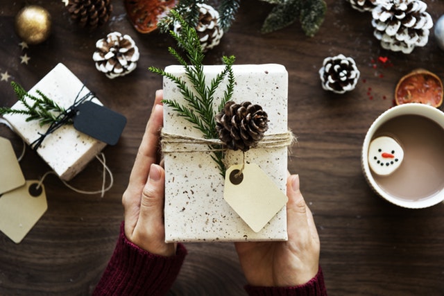 Χριστούγεννα: Μήπως το παρακάνουμε με τα δώρα των παιδιών;